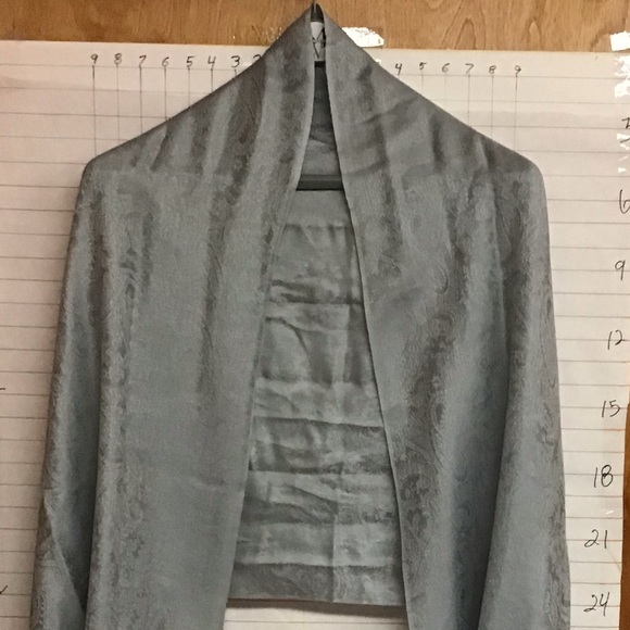 SOft gray scarf w/gray paisley pattern 26" wide X 72" long + fringe - Picture 4 of 6